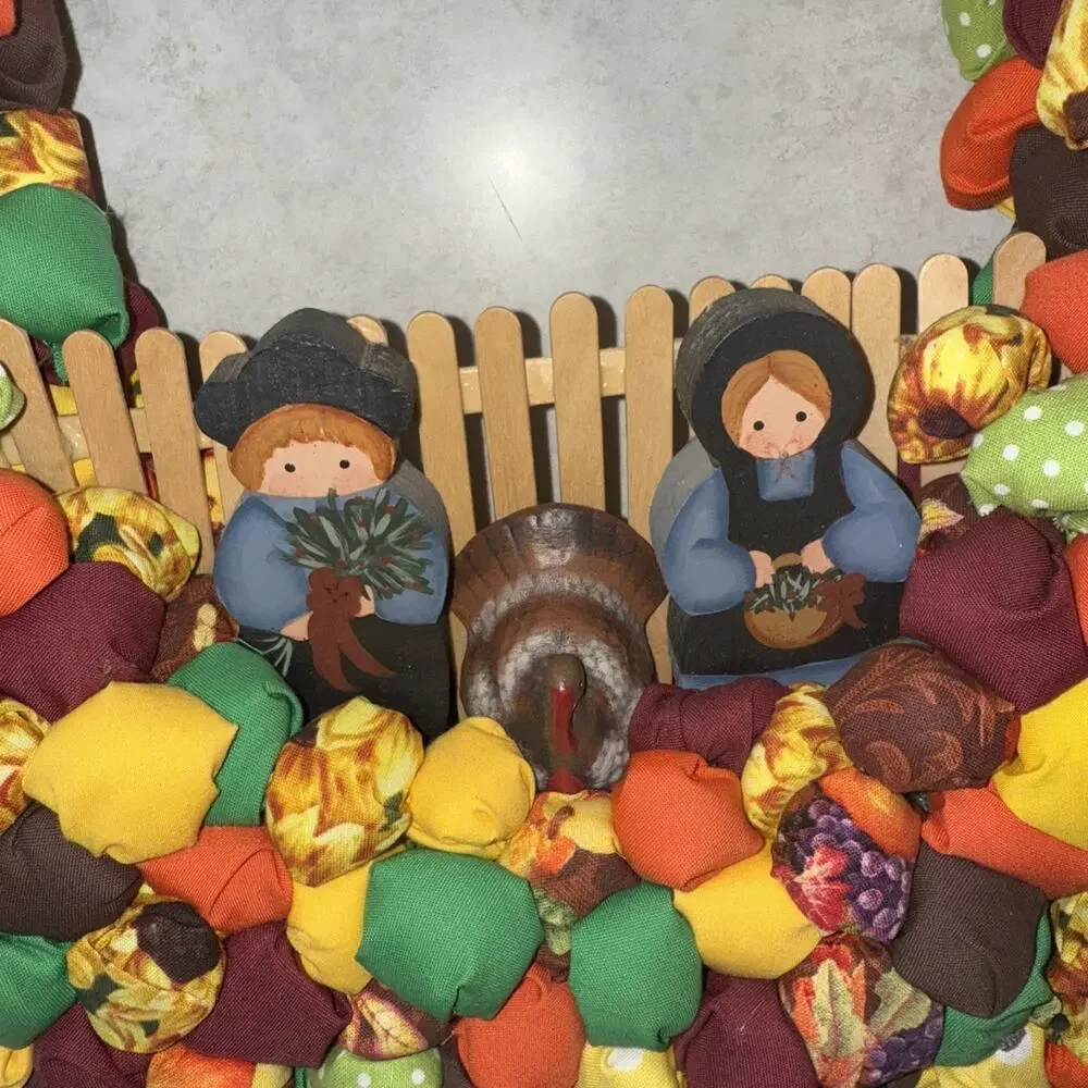 Vtg handmade fabric puff wreath 18” w/ fall colors Turkey figurines Homemade MCM